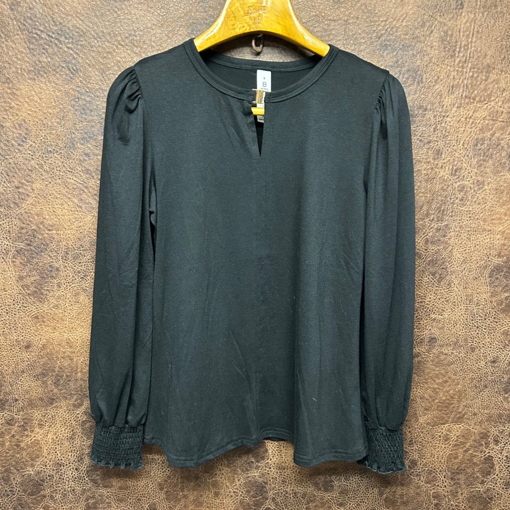 Blooming Jelly Small Black Gold Clasp Key Hole Gathered Cuffs‎ Blouse Layering